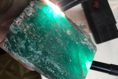 Chiêm ngưỡng khối ngọc lục bảo khổng lồ vừa được phát hiện ở Nga
