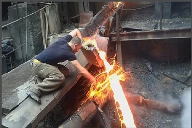 Dị nhân dùng tay trần nhúng vào thép nóng chảy hàng ngàn độ, liệu có tin được không?