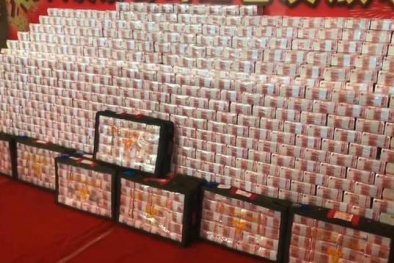 Choáng váng bức tường tiền thưởng Tết 2018 dày hàng mét, cao quá đầu người