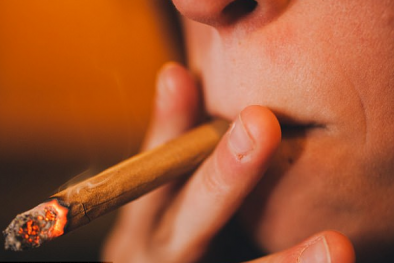 Một phụ nữ bị viêm màng não do hút thuốc lá cần sa bị nhiễm nấm