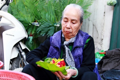 Gặp người gói hoa Tết giữ nét đẹp của Hà Nội xưa