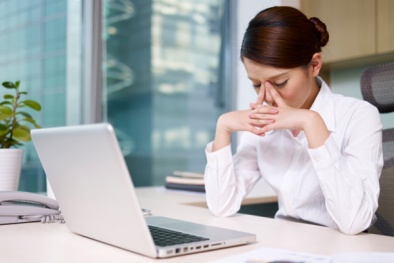 Làm việc nhiều trên máy tính - nguyên nhân dẫn đến bệnh khô mắt nguy hiểm