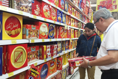 Mua bánh kẹo, thực phẩm cho Tết: Người tiêu dùng cần chú ý những gì?
