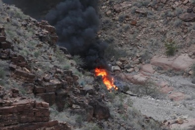Kinh hoàng trực thăng đâm vào vách núi tại Mỹ, nhiều người thương vong