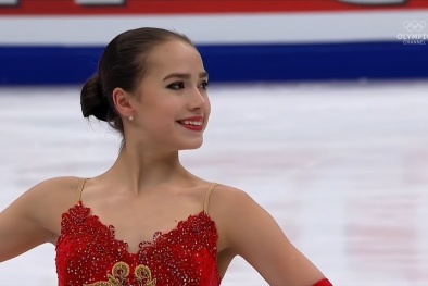 Nữ VĐV 15 tuổi đẹp tựa thiên thần, tỏa sáng rực rỡ trên sân băng Olympic