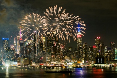 Thế giới ngập tràn màu sắc đón năm mới Mậu Tuất 2018