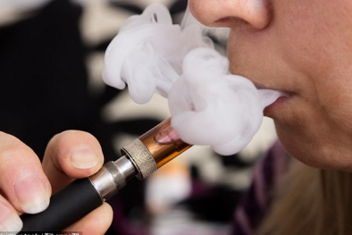 Hút thuốc lá điện tử có nguy cơ tổn thương não và tim do hút phải chì