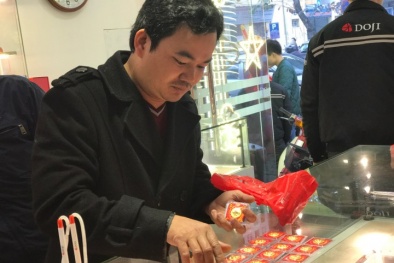 Lão nông Sơn La ôm bao tải tiền về Hà Nội mua vàng ngày Thần Tài