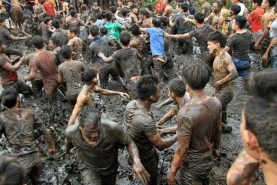 Kinh hoàng hàng trăm thanh niên dìm nhau xuống bùn tại lễ hội Phết Hiền Quan