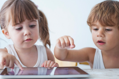 Trẻ lướt iPad, điện thoại nhiều sẽ mất khả năng cầm nắm nghiêm trọng