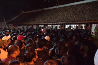 Hàng nghìn người ùa vào đền Trần sau giờ khai ấn