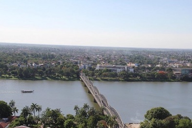 Lát sàn gỗ trên đường đi bộ ven sông Hương: 'Choáng' với gỗ lim được nhập từ Nam Phi