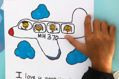 Bốn năm sau vụ máy bay MH370 mất tích: Nhiều đứa trẻ vẫn tin rằng, bố đang làm việc ở xa