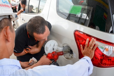 Thói quen tai hại nhiều người mắc phải khi đổ xăng khiến ô tô dễ dàng cháy nổ