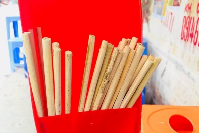 Không chỉ tái sử dụng, nhiều quán ăn vỉa hè đũa dùng một lần còn ‘mốc xanh, mốc đỏ’