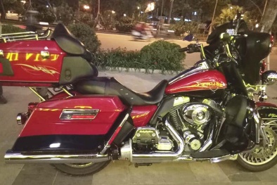 Mô tô Harley ‘hầm hố’ giá 1,8 tỷ đồng nổi bật khi lăn bánh trên đường phố Hà Nội