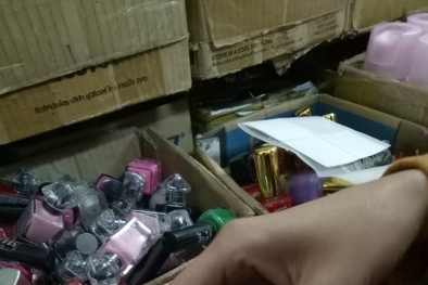 'Lật tẩy' sơn móng tay chính hãng bị 'nhái' tại chợ Đồng Xuân