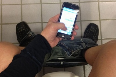 Nam thanh niên bị liệt hoàn toàn do dùng điện thoại liên tục 30 phút trong toilet