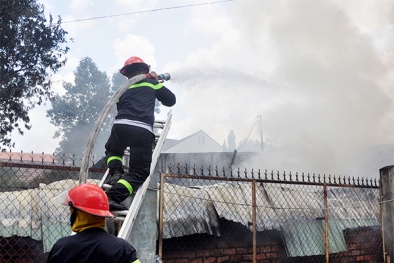 Cảnh báo từ vụ cháy lớn thiêu rụi xưởng giày, dép giữa trưa ở Đồng Nai 