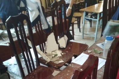 Mảng trần rơi trúng đầu học sinh, lớp học không an toàn chất lượng?