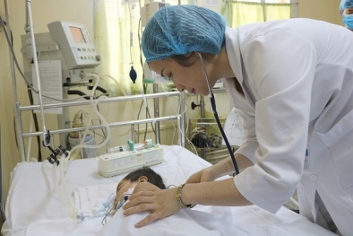 Bé 3 tuổi nguy kịch vì gia đình trị bỏng theo cách này