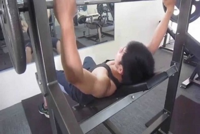 Đang tập thể hình, người đàn ông bị tai nạn bất ngờ