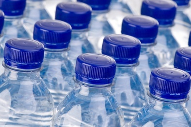 Nước đóng chai có hạt nhựa: Cơ quan chức năng lấy mẫu kiểm nghiệm