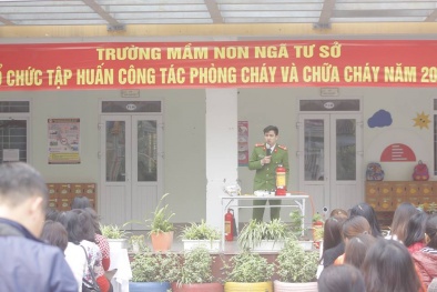 Trường Mầm non Ngã Tư Sở hướng dẫn trẻ kỹ năng thoát hiểm khi xảy ra hỏa hoạn 