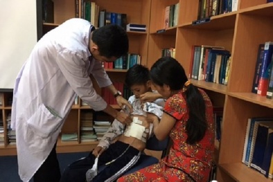 Uống nhầm hóa chất, bé trai teo hoàn toàn dạ dày sụt giảm 12kg