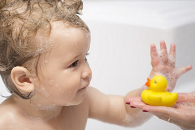 Cha mẹ phải ngừng ngay việc này khi tắm cho trẻ kẻo 'hối bất cập'