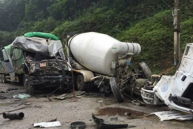 Hà Giang: Tai nạn giao thông kinh hoàng khiến đầu xe tải bẹp dúm
