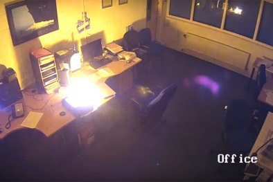 Máy tính phát nổ lúc nửa đêm, cảnh báo hiểm họa từ thói quen nhiều người mắc phải