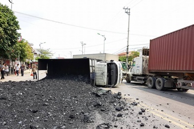 Quảng Ninh: Xe chở than chạy trên đường cấm QL18 gây tai nạn khiến than đổ đầy ra đường