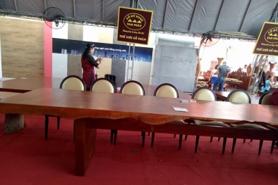 Chiêm ngưỡng chiếc bàn ăn gỗ nguyên khối dài hơn 4 m, giá 168 triệu đồng