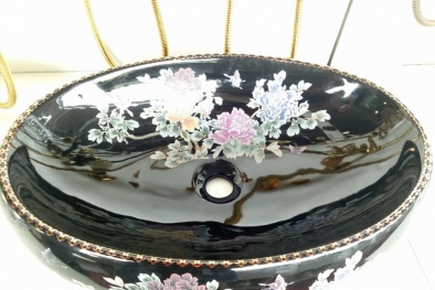 Cận cảnh lavabo trang trí hoa đẹp mắt giá triệu đồng/chiếc ở chợ Việt