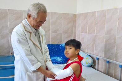 TP HCM: Một bé trai bị biến chứng nặng do đi thầy lang bó thuốc gãy tay