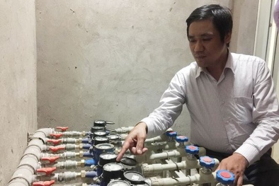 Người dân phát hiện đồng hồ nước ở chung cư 143 Trần Phú (Hà Đông) bất thường