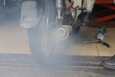 Màu khói ống xả khác nhau - cảnh báo nguy cơ hỏng xe máy