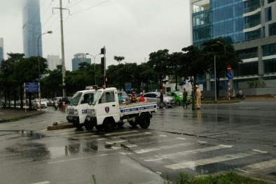 Nam Từ Liêm - Hà Nội: Xe cảnh sát vô tư “đè” luật giao thông?