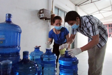 ‘Ra quân’ giám sát chất lượng nước đóng bình, đóng chai