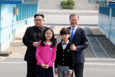 Tiết lộ danh tính 2 em nhỏ được chụp ảnh với lãnh đạo Hàn - Triều khiến cư dân mạng 'dậy sóng'