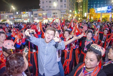 Quảng Ninh: Trai tài, gái sắc xuống phố 'bung lụa' cùng Carnaval Hạ Long 2018