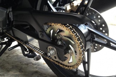 Những thói quen khi sử dụng xe máy khiến nhông xích nhanh tàn