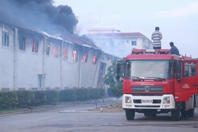 Tiền Giang: Nhà máy dệt cháy lớn, huy động xe cứu hỏa Long An chi viện