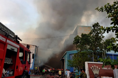 Cháy dữ dội tại Khu công nghiệp Vĩnh Lộc, lửa cùng khói đen bốc cao ngùn ngụt