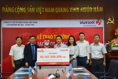 Xổ số Vietlott: Còn 10.000 đồng mua nốt 1 vé, người phụ nữ Hậu Giang lĩnh thưởng hơn 43 tỷ