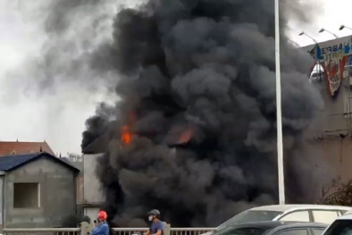 Hà Nội: Cháy lớn ở chân cầu Vĩnh Tuy, một người tử vong