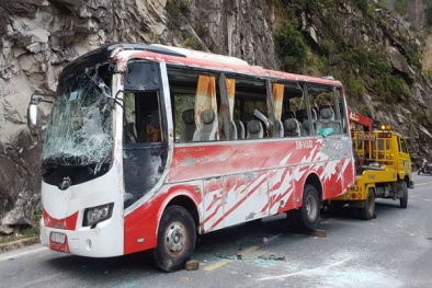 Khánh Hòa: Lật xe trên đèo Khánh Lê, hàng chục người thương vong