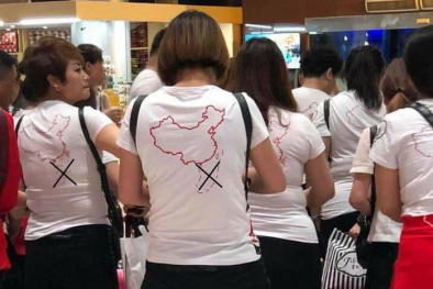 Nhóm du khách Trung Quốc mặc áo in hình ‘đường lưỡi bò’: Cơ quan chức năng lên tiếng