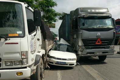 Tai nạn giao thông ngày 15/5: Bị kẹp giữa xe container và xe tải, xe biển xanh bẹp rúm 